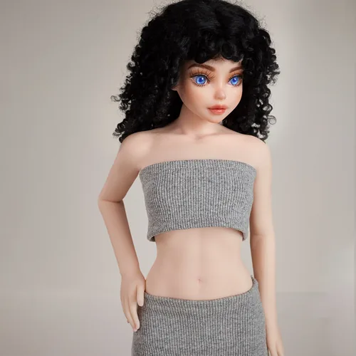 Noire courte bouclée