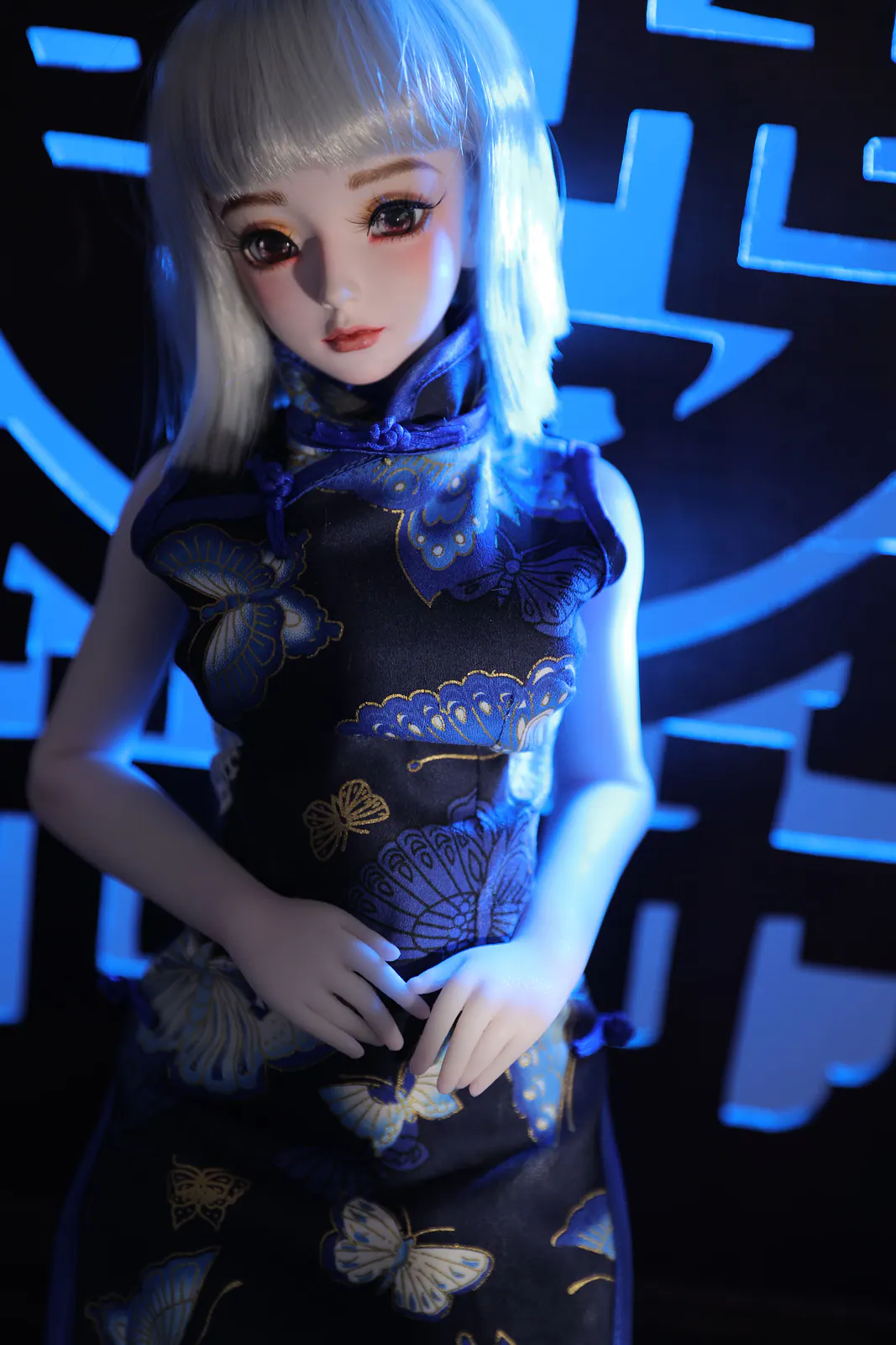 J60 Ling White mini doll view 7