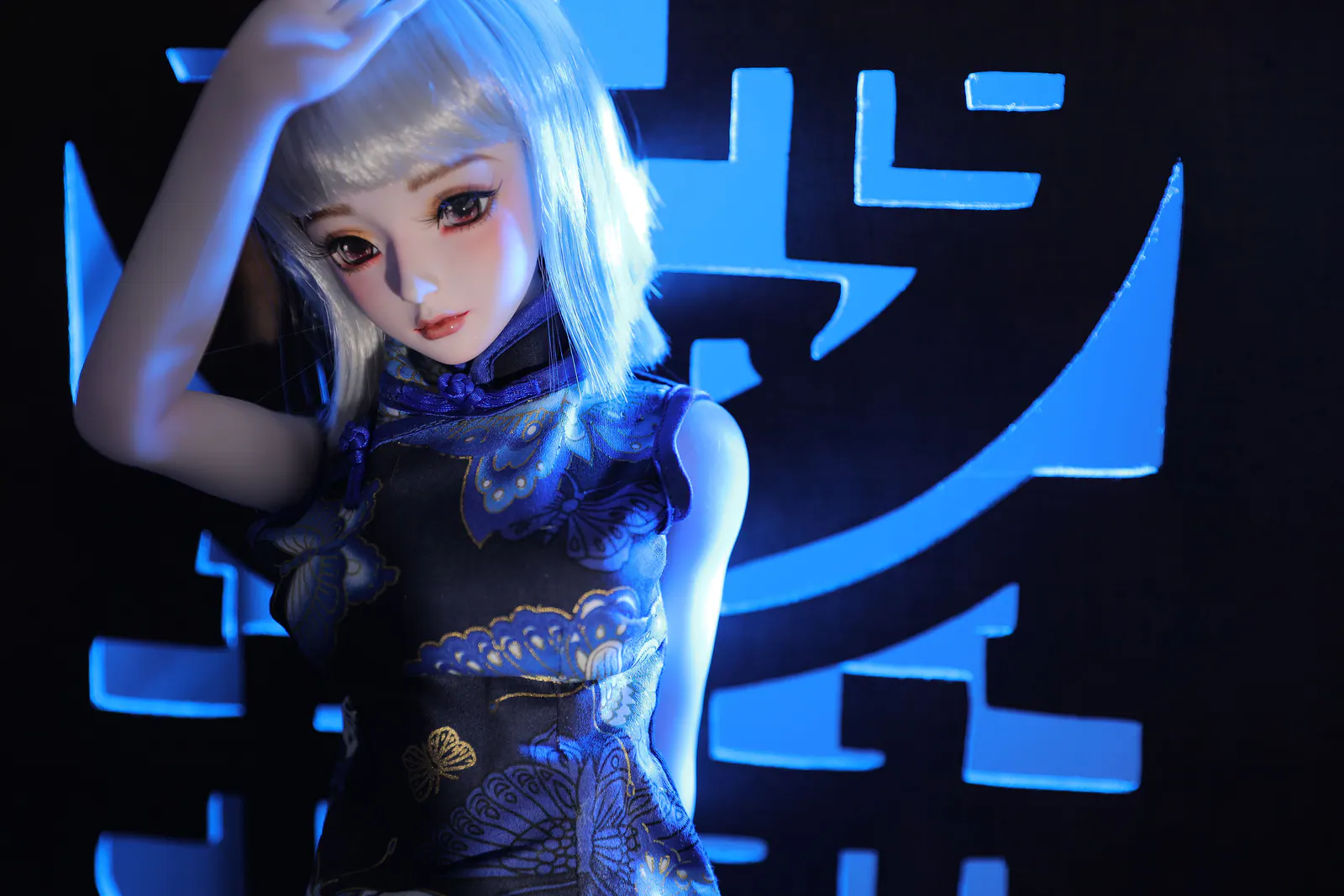 J60 Ling White mini doll view 8