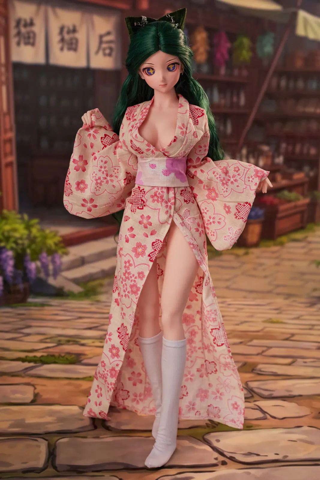 J60 Momo Cinnamon mini doll view 2